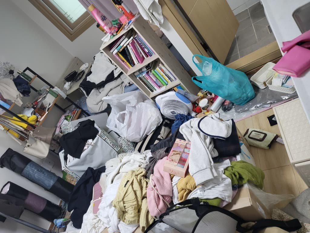 생활 폐기물이 쌓여 있는 주거 공간 정리 현장